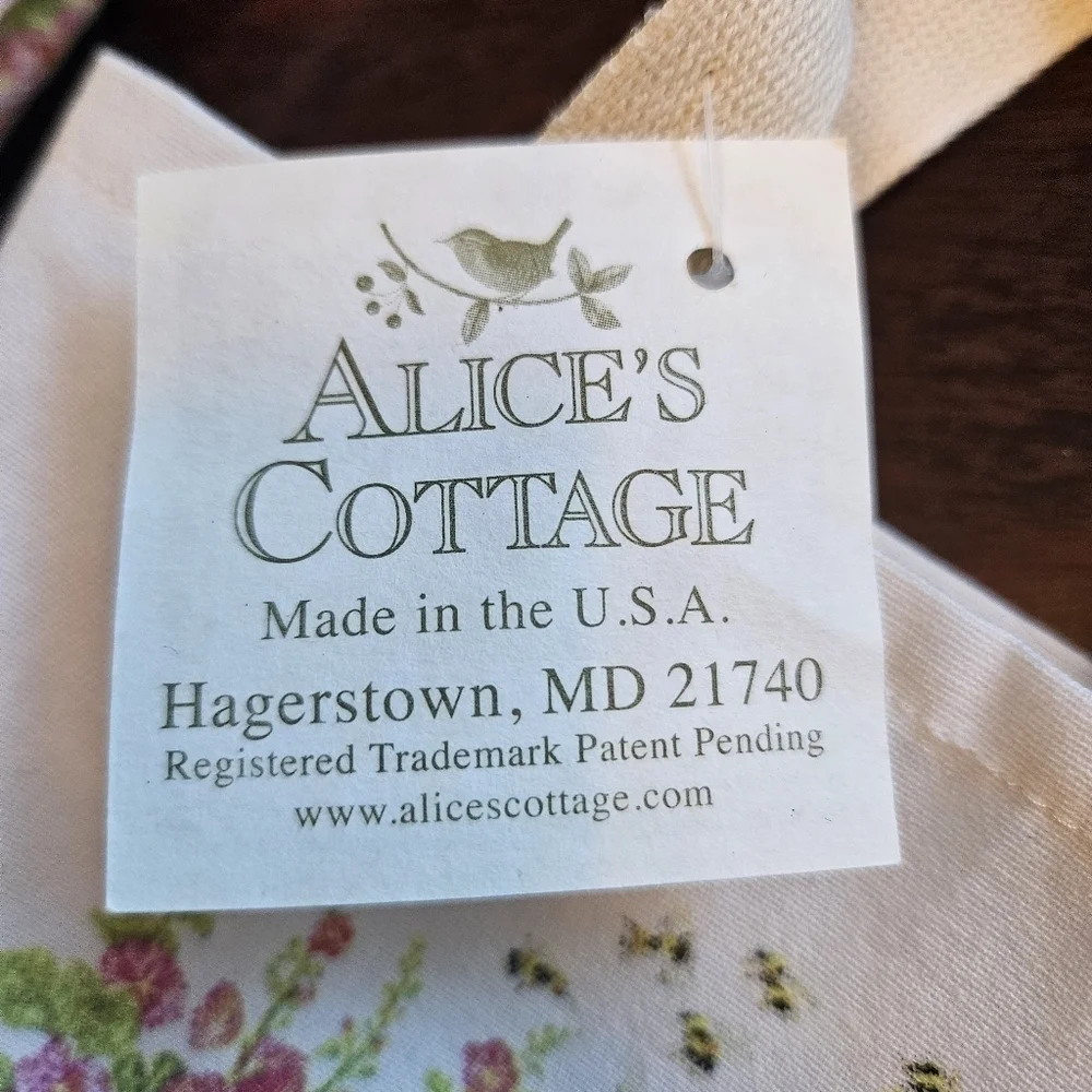 Alice's Cottage 4 Piece Gift Set Towel, Note Pad, Pen, & Canvas Bag NWT Bee Skep